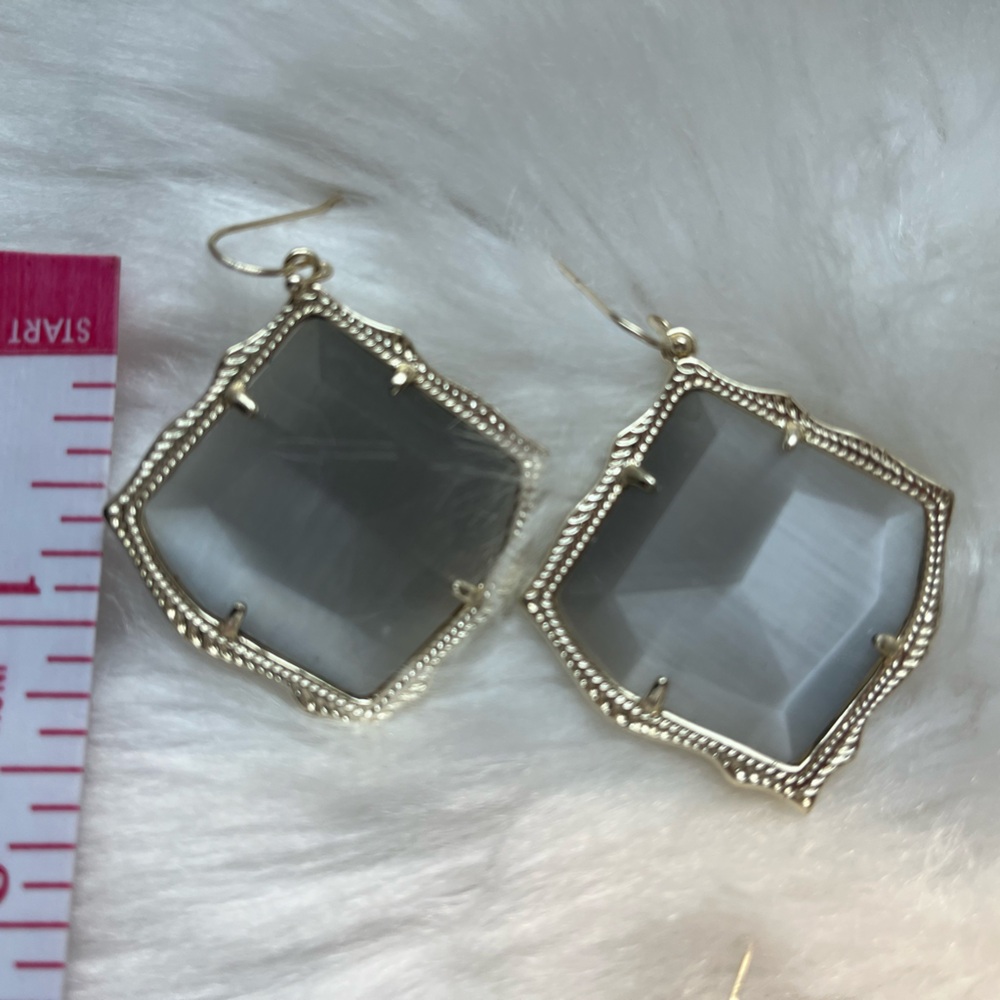 Kendra Scott -Elegant Gold and opal color Earrings🩷